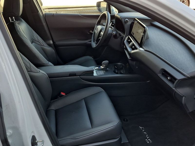 Lexus UX 300h h F SPORT Design Bi-Tone - fotka 11 z 25