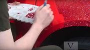 Nalepení všech krystalů na karoserii prý trvalo několik měsíců.