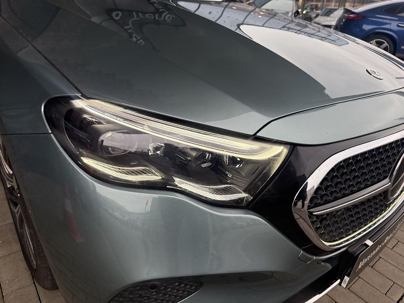 Mercedes-Benz Třídy E (2024) 300e sedan 4MATIC - fotka 11 z 40