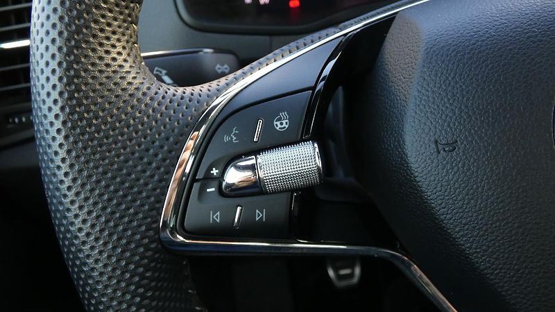 Škoda Karoq 1,5 TSI Sportline - fotka 12 z 23