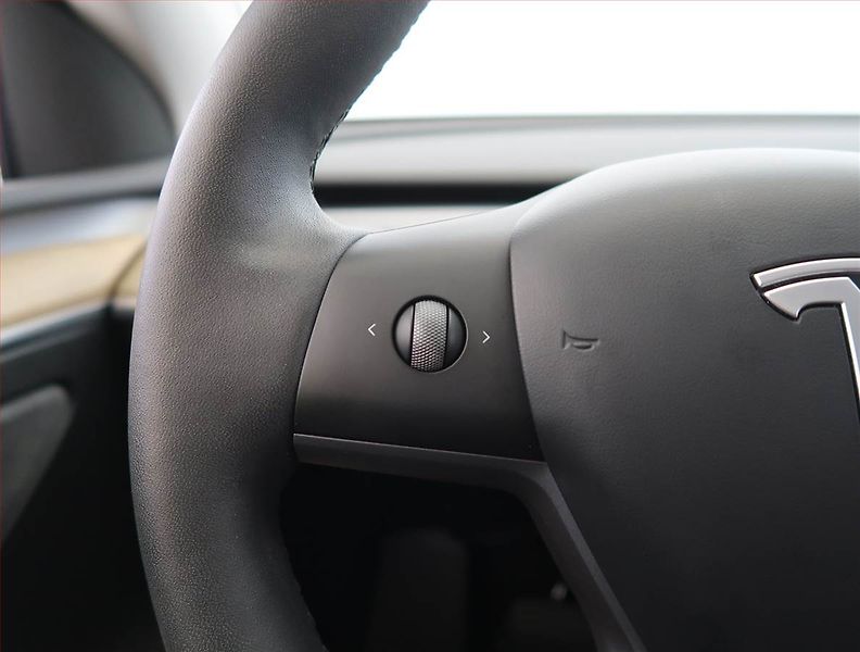 Tesla Model Y (2023) RWD LFP 60kWh, SoH 98% - fotka 15 z 32