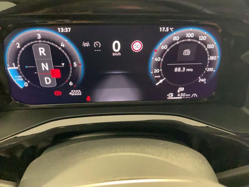 Volkswagen Multivan TDI Life Pano IQ NezTo 360 DCC - fotka 12 z 19