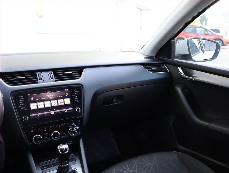 Škoda Octavia (2018) 1.6 TDI, Navi, Tempomat - fotka 8 z 18