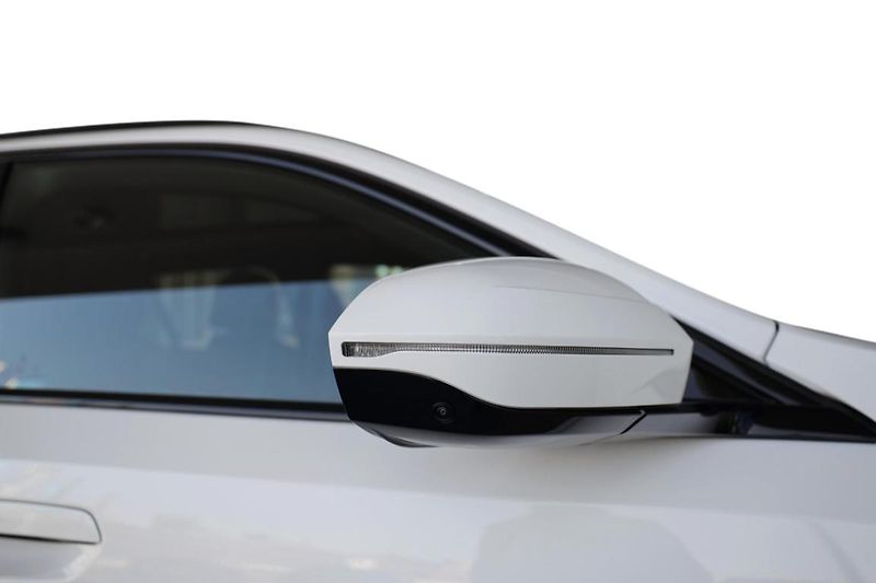 BMW Řada 5 550e xDrive Touring - fotka 24 z 33