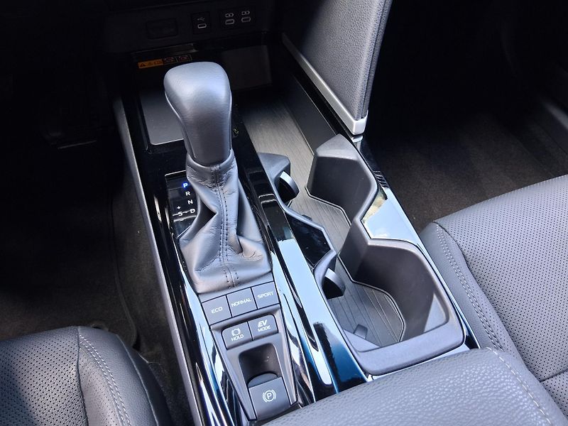 Toyota Camry EXECUTIVE 2.5 Hyb. 169 kW - fotka 18 z 40