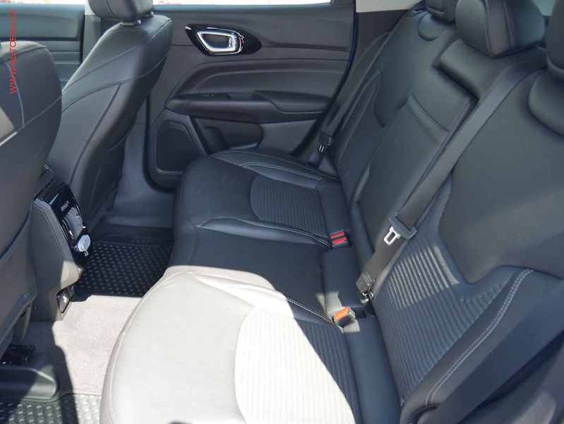 Jeep Compass (2021) 1.3, 1.maj,ČR, Limited, AT - fotka 10 z 15