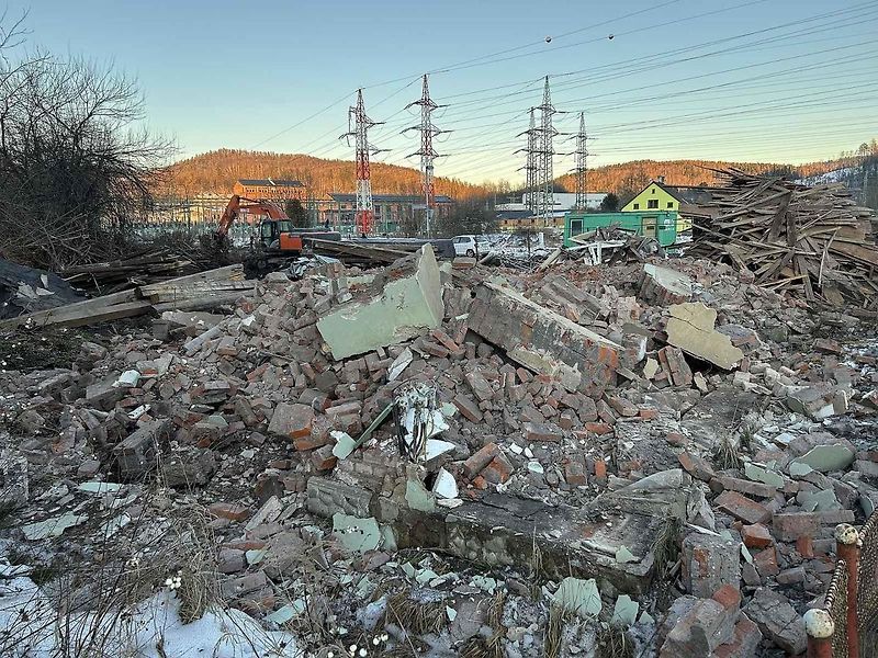 Kvůli stavbě dálnice D11 zbourali dělníci dům v Náchodské ulici v Trutnově Poříčí.