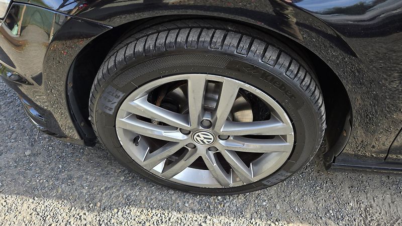 Volkswagen Golf 1.6TDI  DSG COMFORT 77KW - fotka 17 z 44