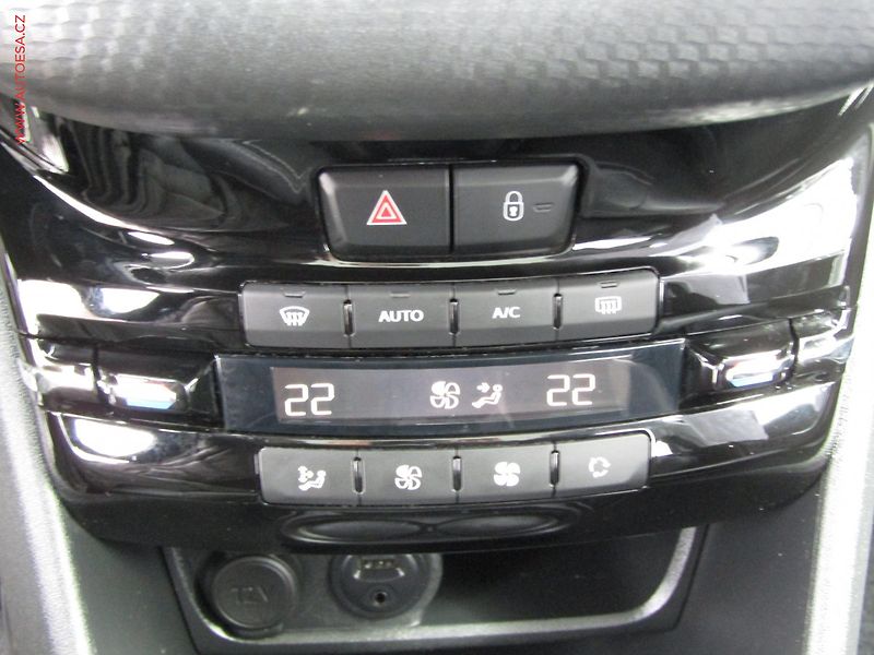 Peugeot 2008 (2018) 1.5HDi, Panorama, AC - fotka 14 z 21