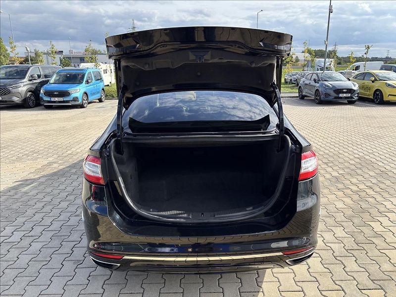 Ford Mondeo 2,0 HEV Vignale 103kW - fotka 10 z 45