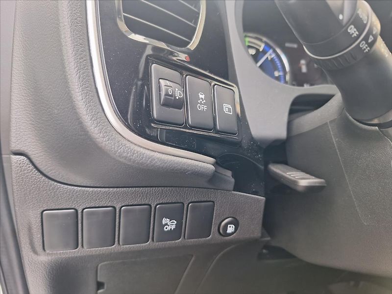 Mitsubishi Outlander 2,4 PHEV  Inform 4WD DPH - fotka 10 z 16