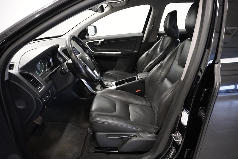 Volvo XC60 2,4 D5 AWD AUTOMAT - fotka 16 z 38