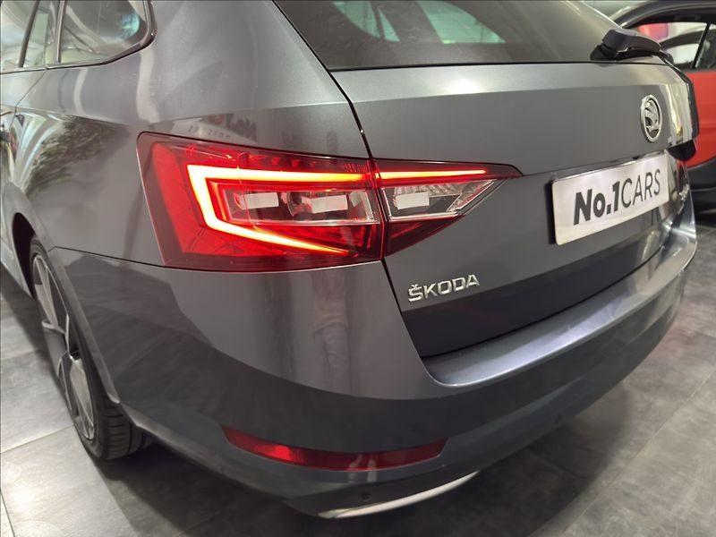 Škoda Superb 2,0   TDI 4x4 DSG SPORTLINE - fotka 33 z 39