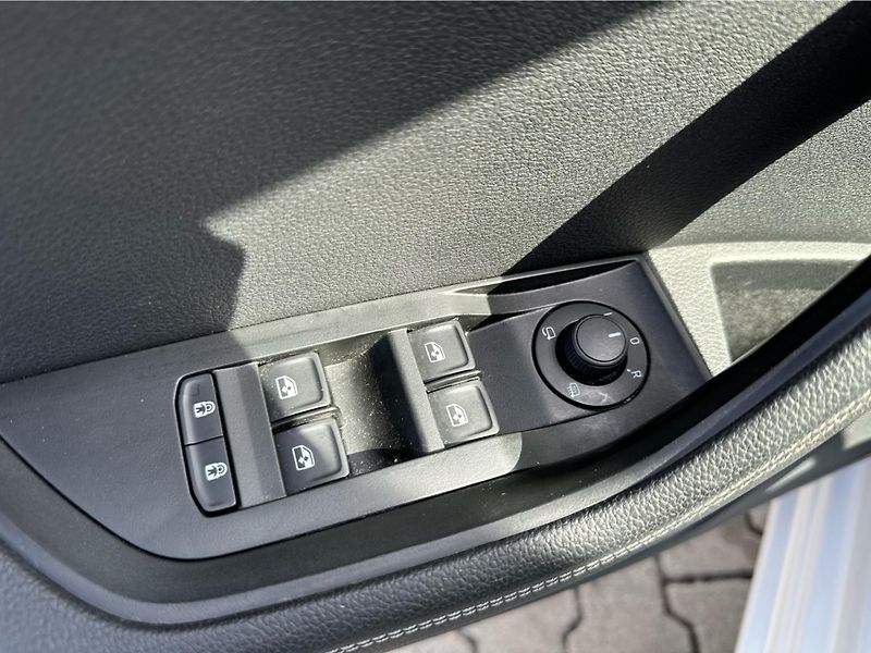 Škoda Superb STYLE TDI 110/2.0 M6 - fotka 20 z 24