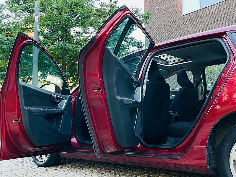 Volvo V60 2.0D4 5VÁLEC SERVISKA TAŽNÉ - fotka 22 z 48