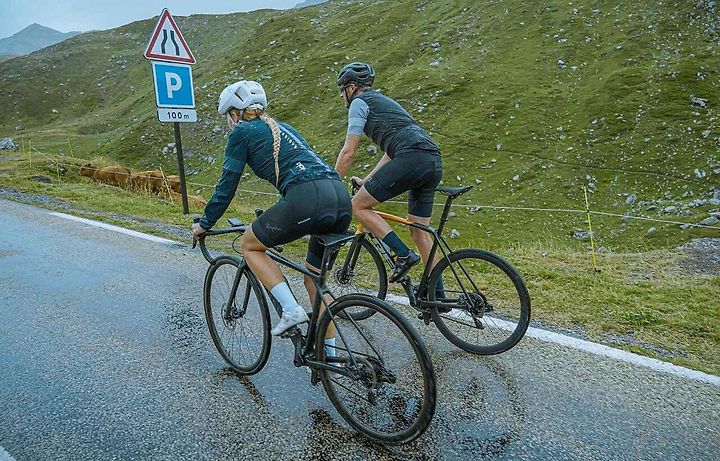 S jarem opět vyráží na silnice cyklisté. Znovu tak nastává situace motoristé vs. cyklisté. Víte, na co si dát pozor, aby jaro neskončilo nehodou?