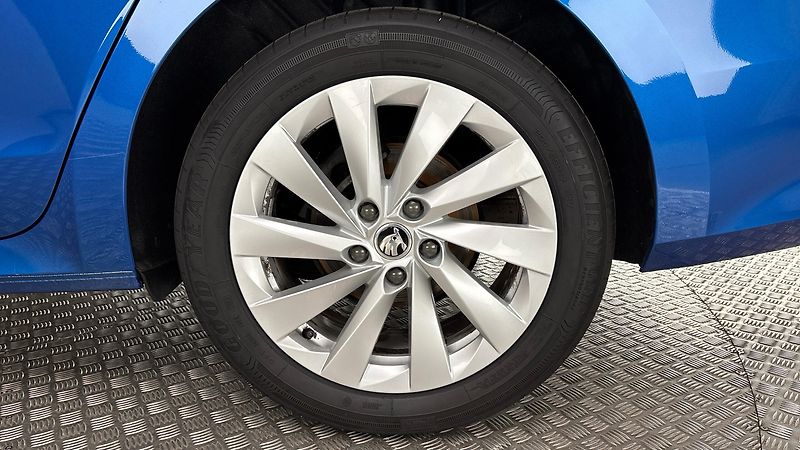 Škoda Octavia 2.0 TDI DSG Style Combi - fotka 19 z 25