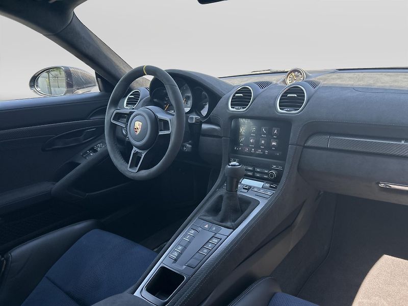 Porsche Cayman 718 GT4 RS - fotka 24 z 30