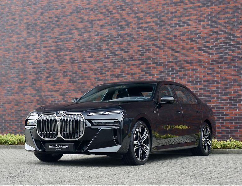 BMW Řada 7 (2023) 740d M SPORT xDrive - fotka 6 z 48