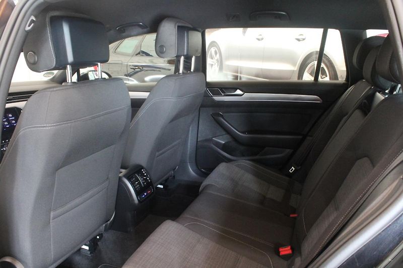 Volkswagen Passat (2020) 2.0TDI DSG Display Matrix - fotka 18 z 36
