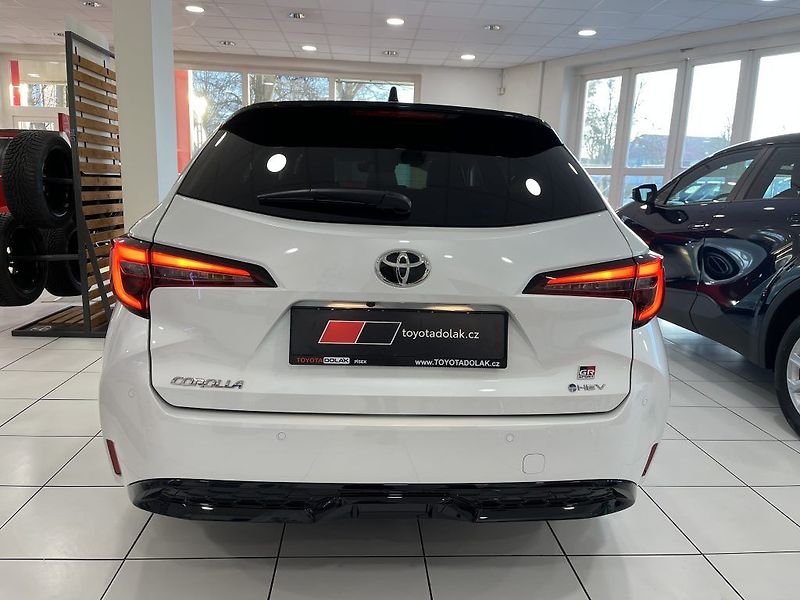 Toyota Corolla TS 2.0 Hybrid GR SPORT - fotka 4 z 28
