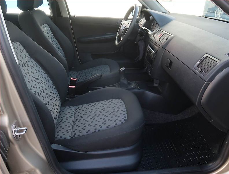 Škoda Fabia (2005) 1.2 12V, nová STK, zamluveno - fotka 9 z 13