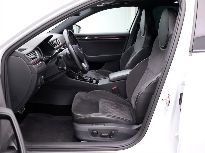 Škoda Superb 2,0 TDI DSG 4x4 Sportline - fotka 12 z 39
