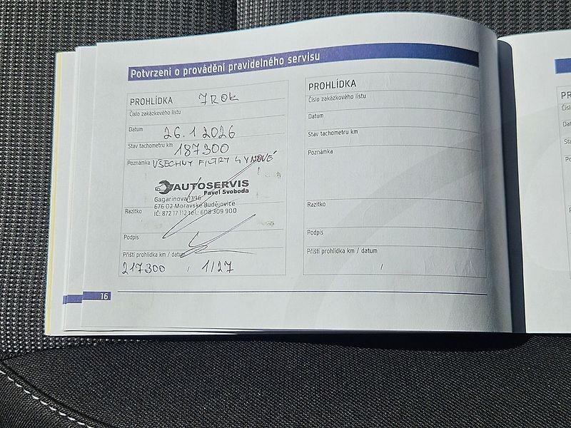 Hyundai i30 1,6 CRDi DPH Trikolor Comfort - fotka 36 z 36