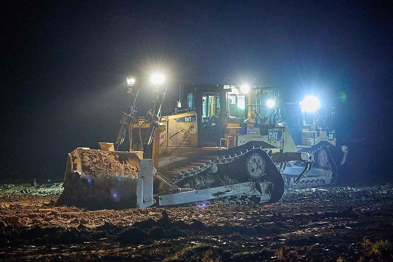 Na stavbě dálnice D11 se pracuje i za tmy.