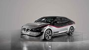 Nissan Maxima jako přilba kapitána Phasma.