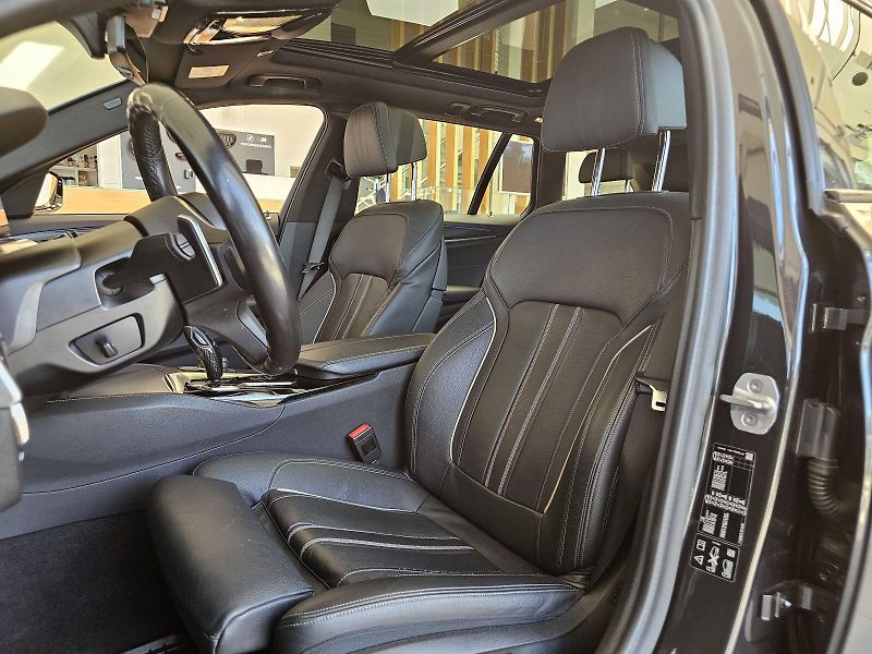 BMW Řada 5 530d xDrive - fotka 16 z 30