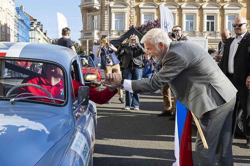 Odstartováno! Prezident Petr Pavel a Josef Zajíček pouští na trať první vůz.