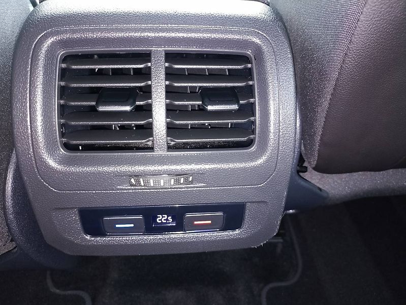 Volkswagen Touran (2022) 1.5TSI Highline Webasto Matrix - fotka 35 z 35