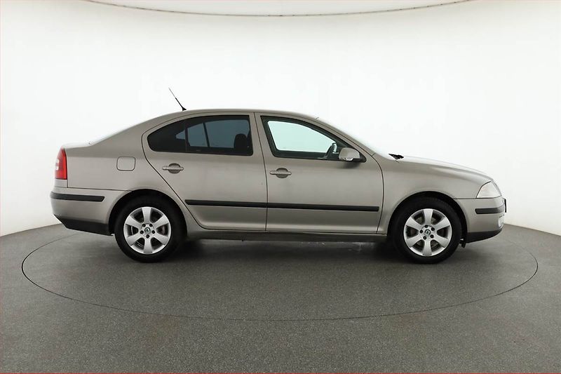Škoda Octavia (2007) 2.0 TDI, nová STK, udržované - fotka 6 z 12