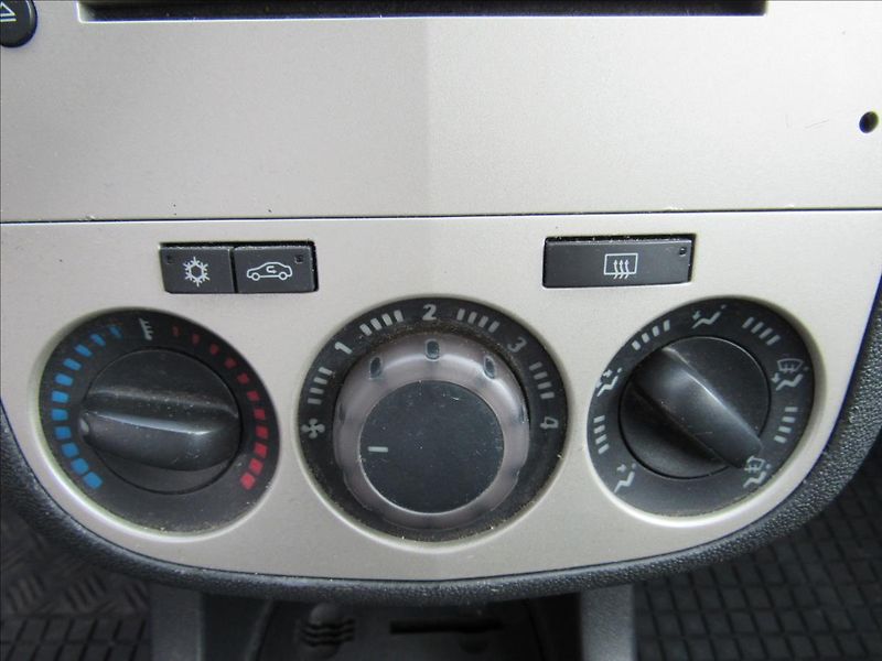 Opel Corsa 1,2 i 59kW - fotka 17 z 26
