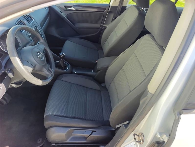 Volkswagen Golf 1,6 TDi Klimatizace Tempomat - fotka 14 z 27