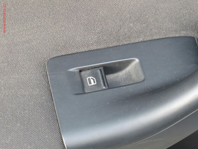 Volkswagen Golf (2013) 1.6TDi, 1.maj, AC, TZ, navi - fotka 12 z 20