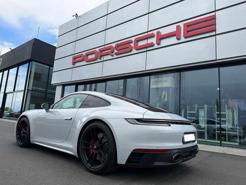 Porsche 911 (2023) Carrera 4 GTS - fotka 3 z 24