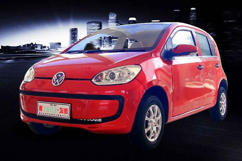 Další kopií, která nadzvedla ze židle zástupce některého z evropských výrobců, je Lifan Xuanlang. Tenhle čínský Ford S-Max stojí ve srovnání s originálem drobné (podle Daily Mail okolo 210 tisíc Kč), tudíž nepřekvapí, že platit designéry prostě nelze.