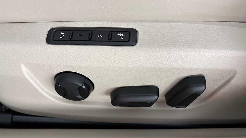 Škoda Superb 2.0 TDI DSG 4x4 Style Combi - fotka 21 z 34
