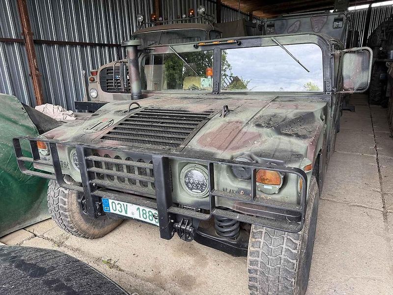 Karel Macků sbírá vojenskou techniku i veterány už nejméně tři dekády.