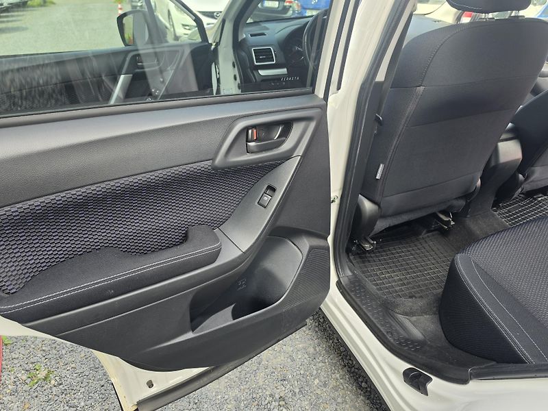 Subaru Forester 2.0 i AWD TZ Kamera  - fotka 11 z 19