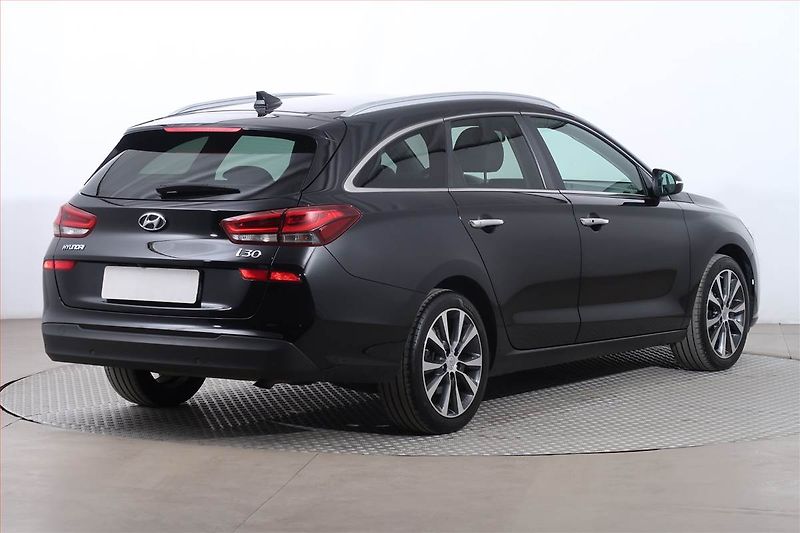 Hyundai i30 (2018) Style 1.4 T-GDI, Serv.kniha - fotka 5 z 24