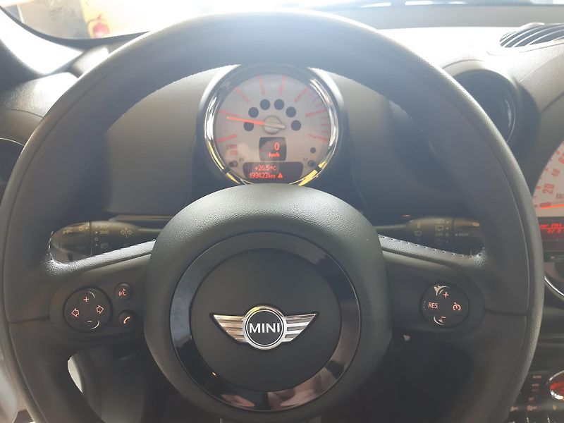 Mini Countryman 2.0 D S COOPER 4x4  - fotka 13 z 23