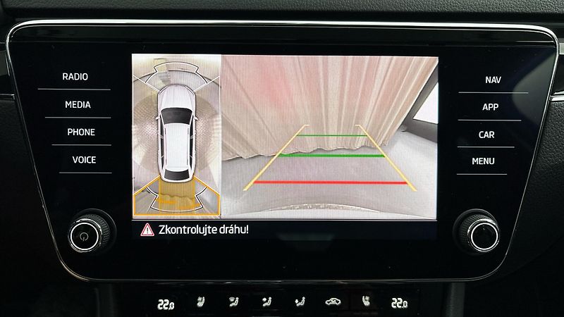 Škoda Superb 2.0 TDI DSG L&K Combi - fotka 12 z 34