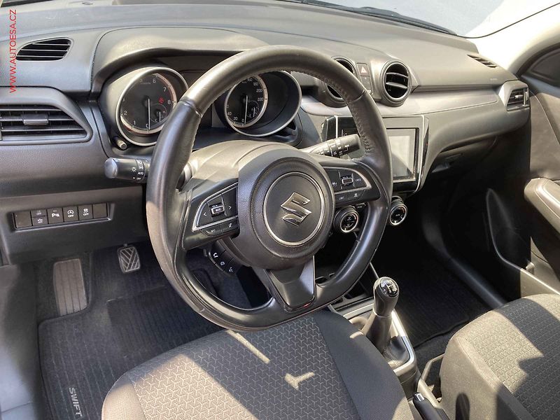 Suzuki Swift (2022) 1.2i HYBRID, Navi, kamera - fotka 12 z 17