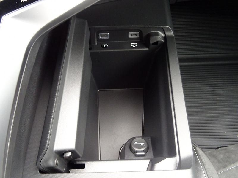 Peugeot 5008 (2024) e-GT 157 kW/210k (Bat. 73kWh) - fotka 30 z 60