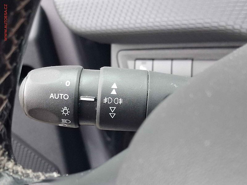 Peugeot 2008 (2018) 1.2 PT, ČR, Allure, park. - fotka 16 z 20