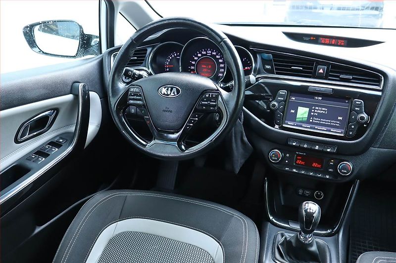 Kia Ceed (2017) Silver 1.6 GDI, Navi, Tempomat - fotka 7 z 23
