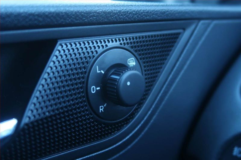 Škoda Rapid (2018) 1.0 TSI, Navi, Tempomat - fotka 21 z 23